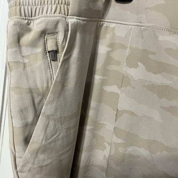 NWT Athlete Brooklyn Camo jogger beige SZ 26 - Picture 3 of 8